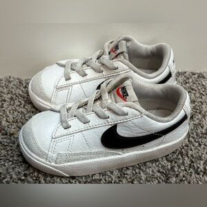 Nike White W/Black Swoosh Sneakers Toddler 7c